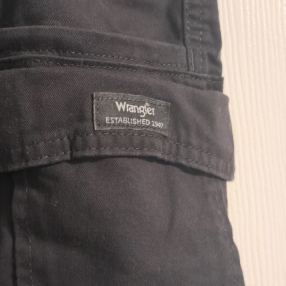 Wrangler Men's Black Cargo Shorts - Picture 2 of 7